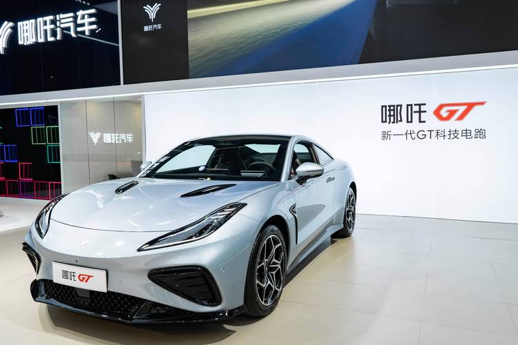 成都62哪吒汽车在智能汽车领域的表现，领途汽车在新能源汽车市场中的影响力